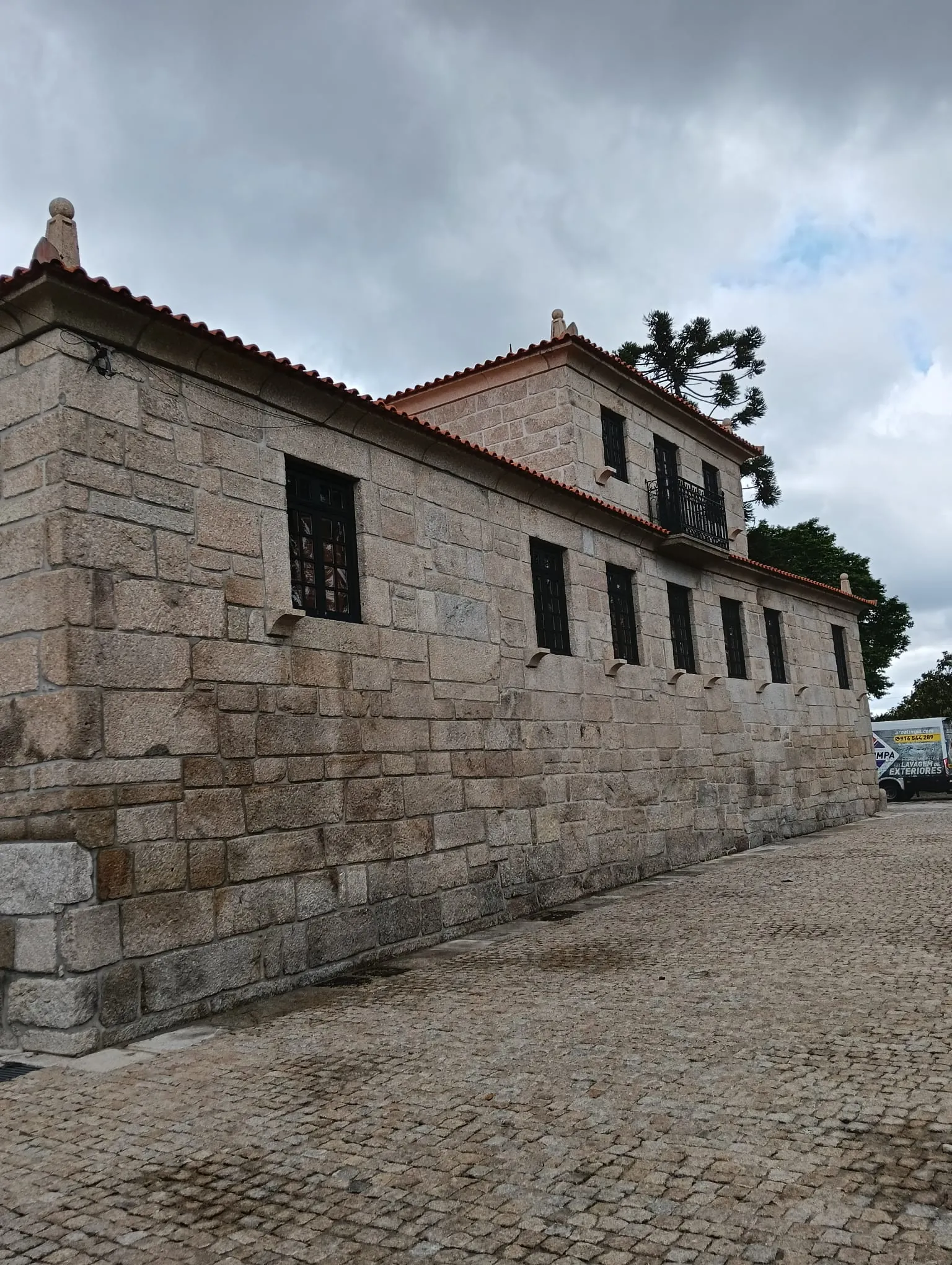 Fachada lateral em granito do edifício em Penafiel, com a pedra mais clara, depois da limpeza da AREALIMPA