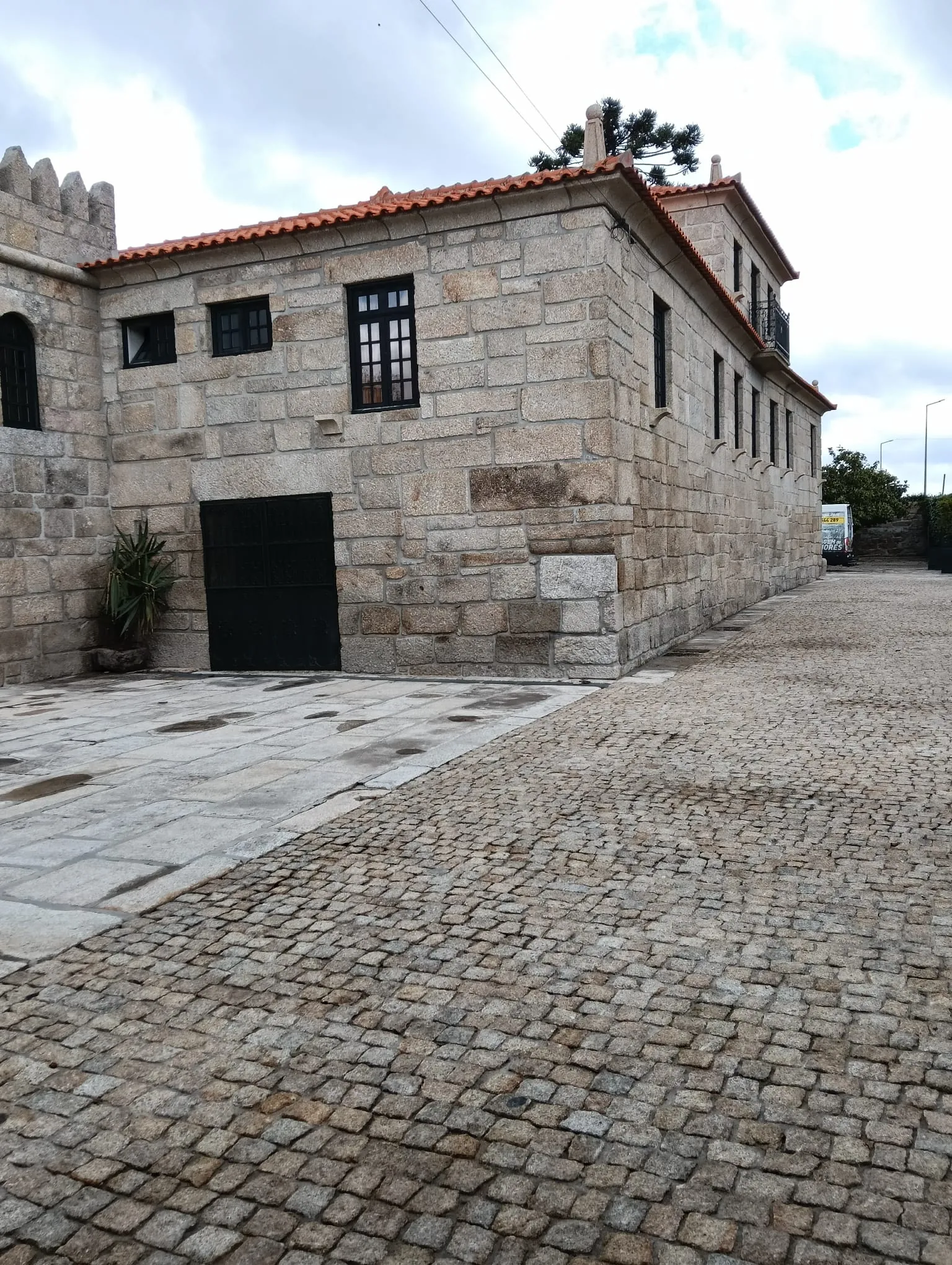 Pavimento em cubos de granito junto à casa em Penafiel, com a pedra mais clara, depois da limpeza da AREALIMPA