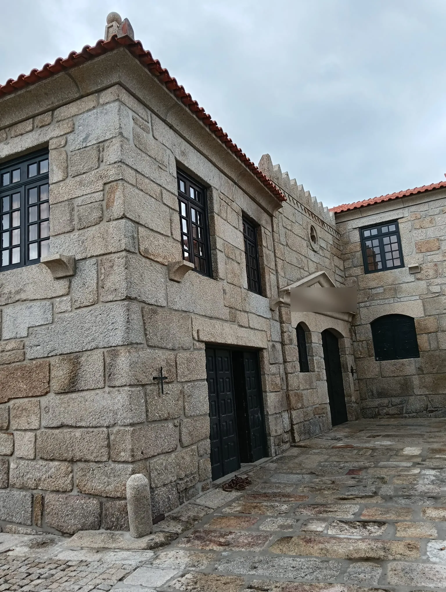 Canto de um edifício em granito em Penafiel, com a pedra mais clara, depois da limpeza da AREALIMPA