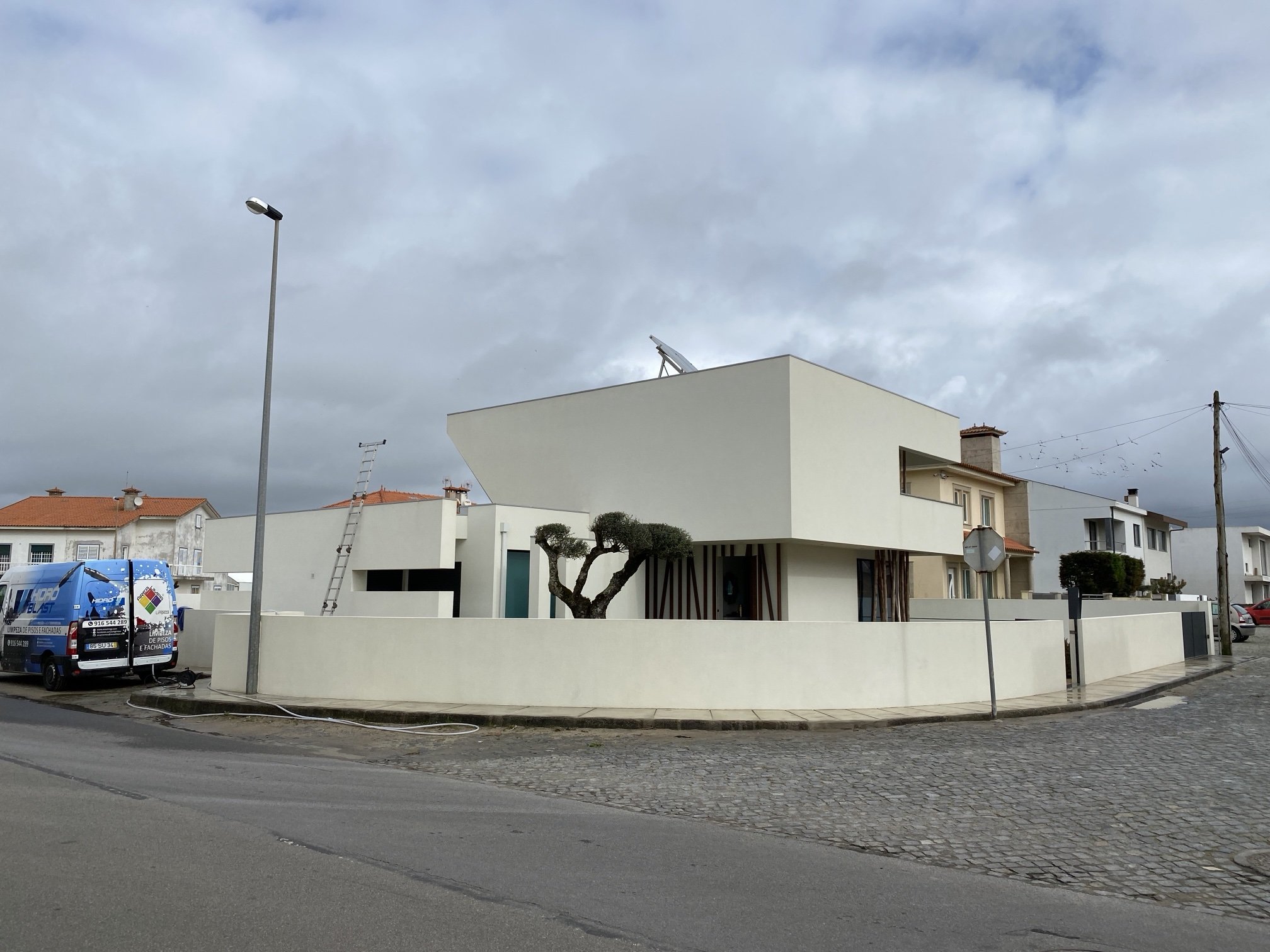 Moradia em Aguçadoura vista da esquina depois da limpeza das fachadas e dos muros