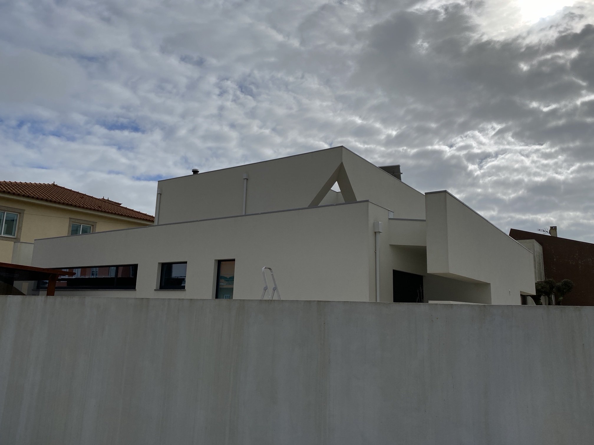 Moradia em Aguçadoura com as fachadas brancas limpas com SoftWash, vista da rua