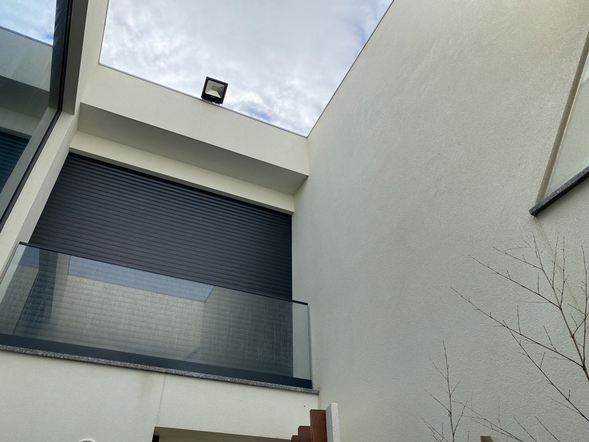 Pátio interior da moradia em Aguçadoura com paredes limpas depois do SoftWash