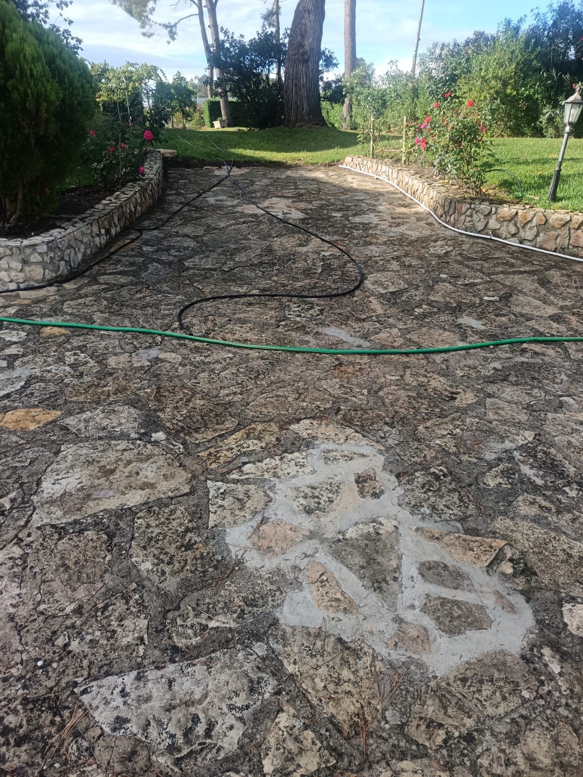 Pavimento exterior da moradia em Óbidos com manchas escuras antes da limpeza