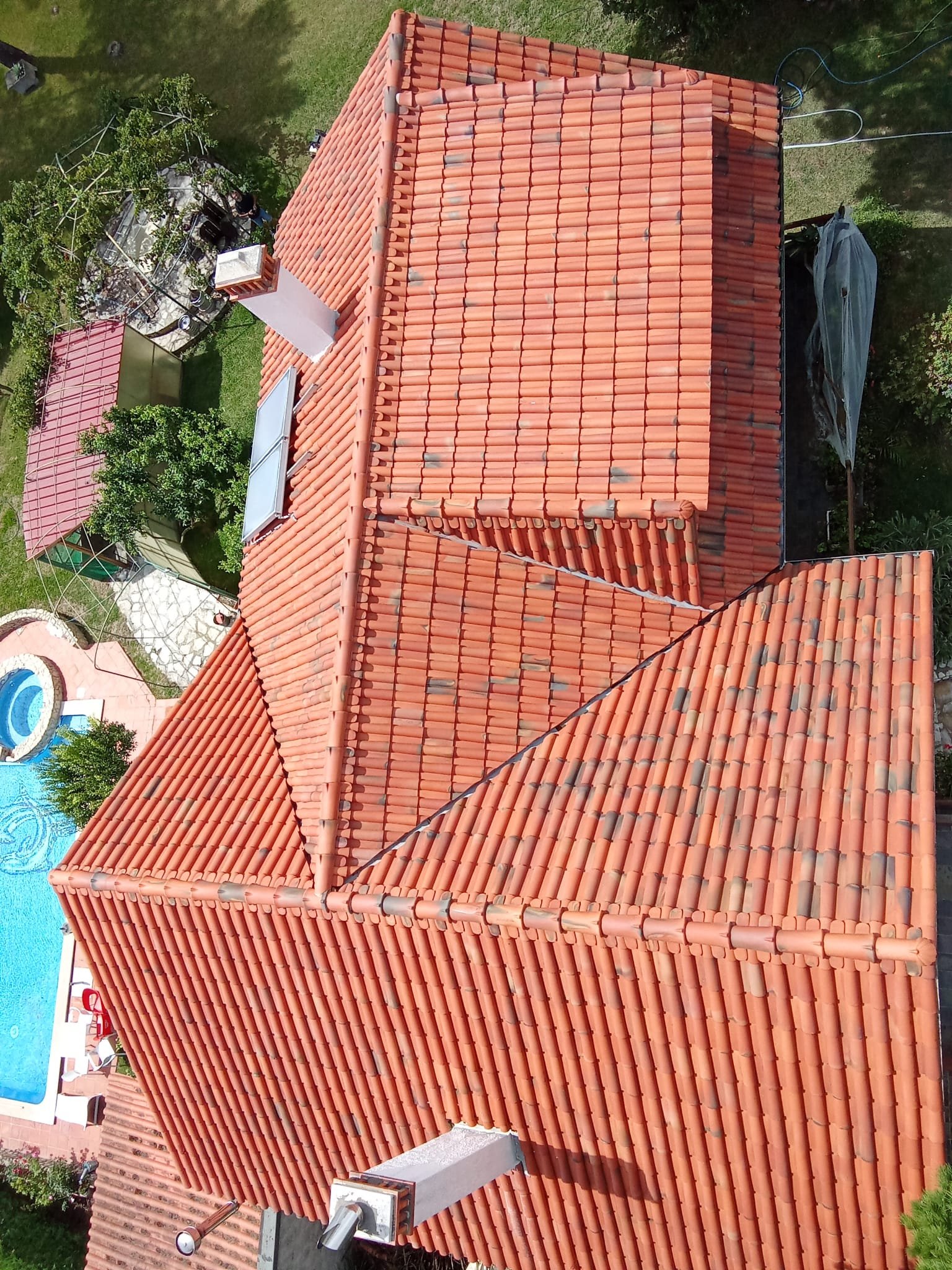 Pavimento exterior da moradia em Óbidos depois da limpeza