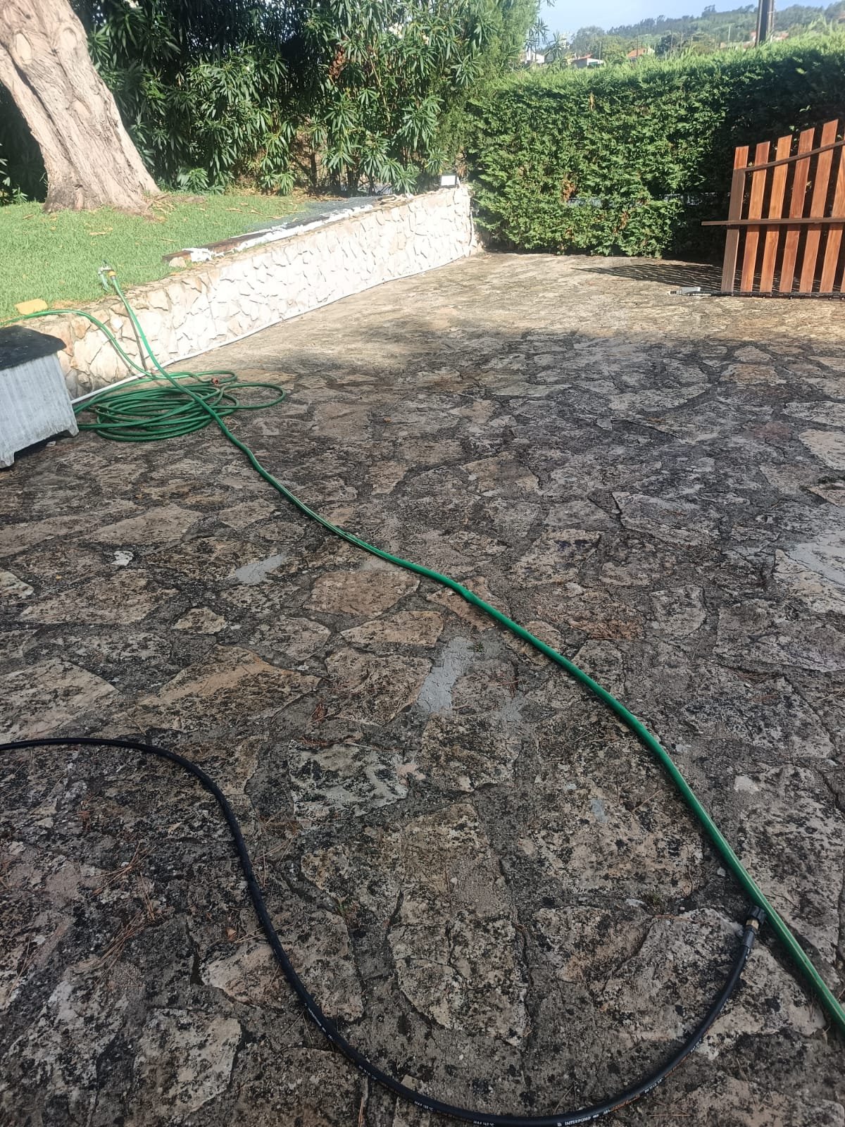 Pavimento exterior em Óbidos durante a limpeza com SoftWash