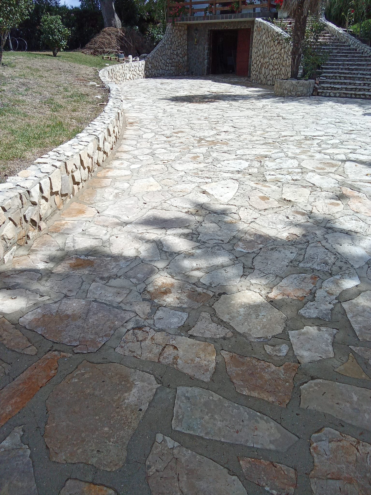 Pavimento junto ao jardim em Óbidos depois da limpeza