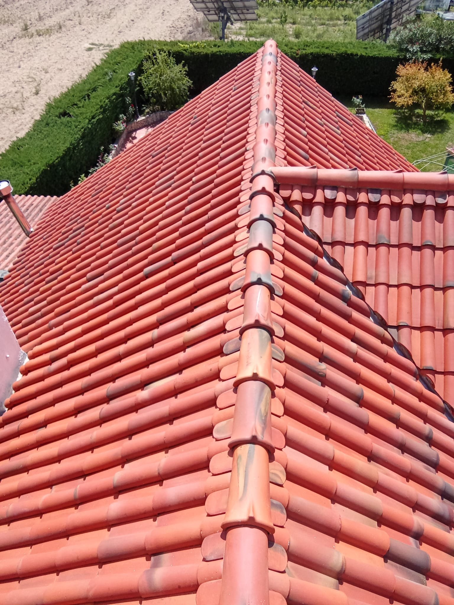 Vista do telhado da moradia em Óbidos depois da lavagem com plataforma