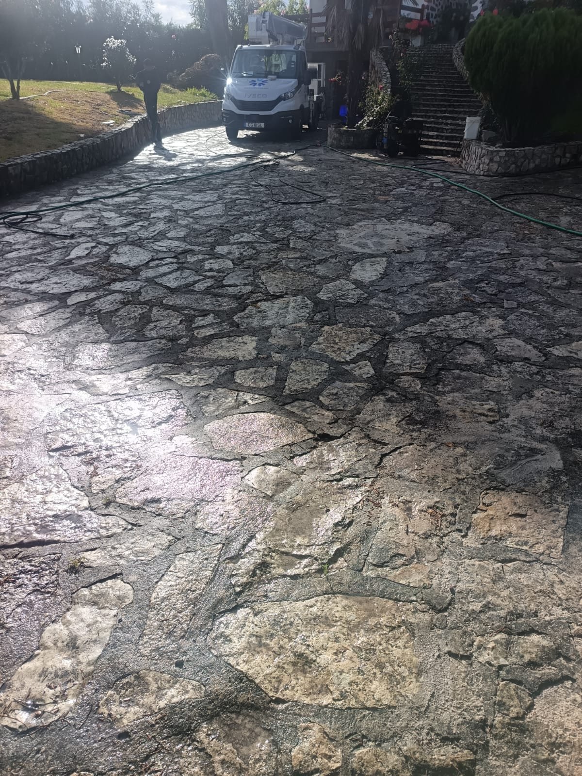 Telhado de moradia em Óbidos com líquenes e telha escurecida antes da lavagem