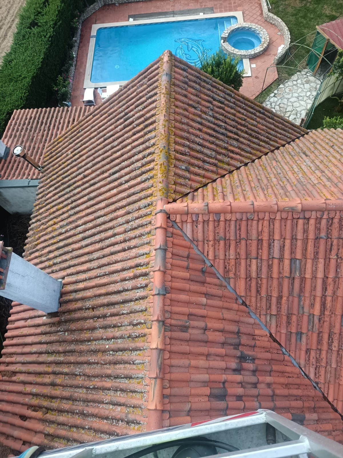 Telhado da moradia em Óbidos depois da lavagem com SoftWash