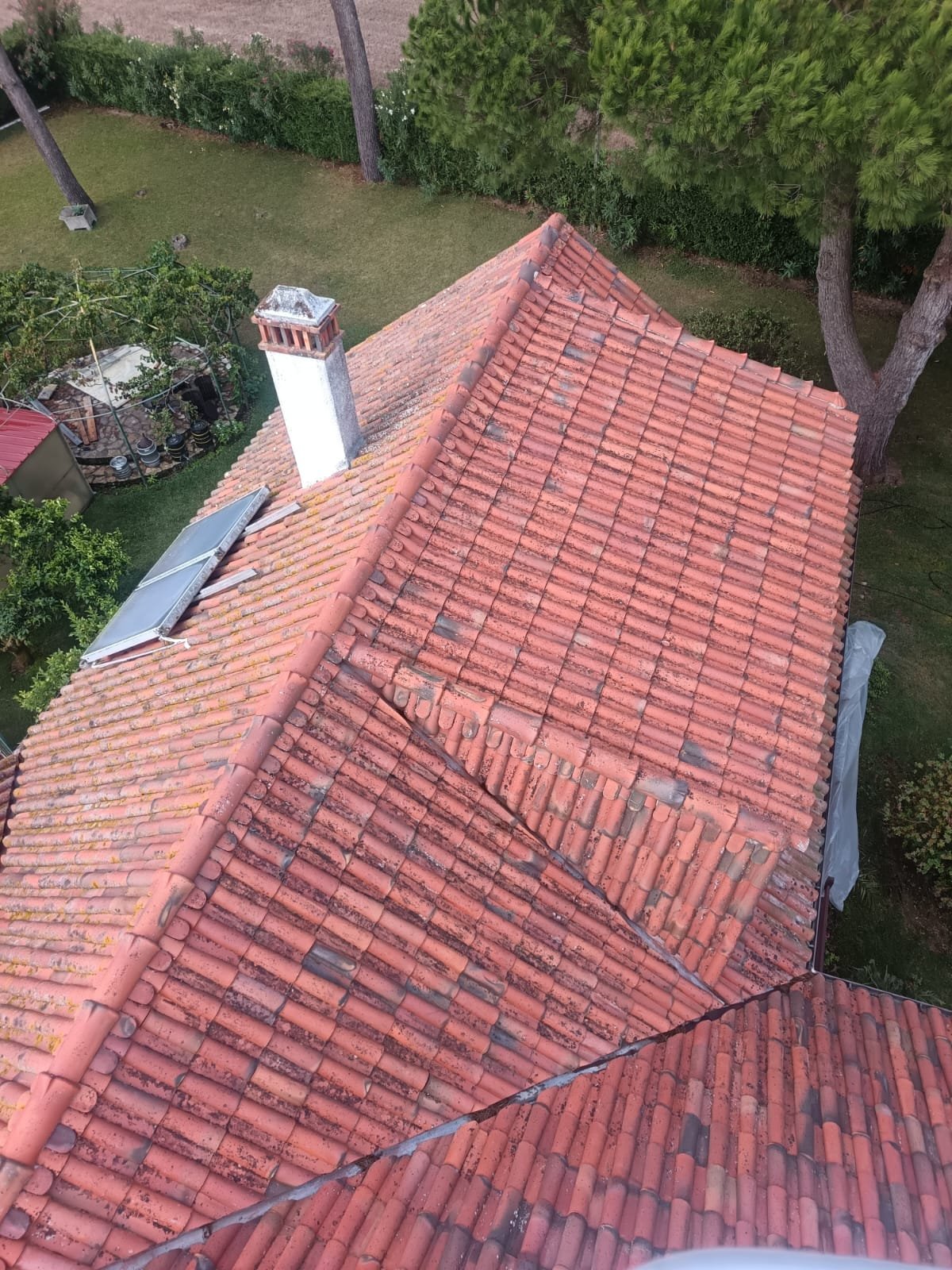 Telhado da moradia em Óbidos junto à piscina antes da limpeza