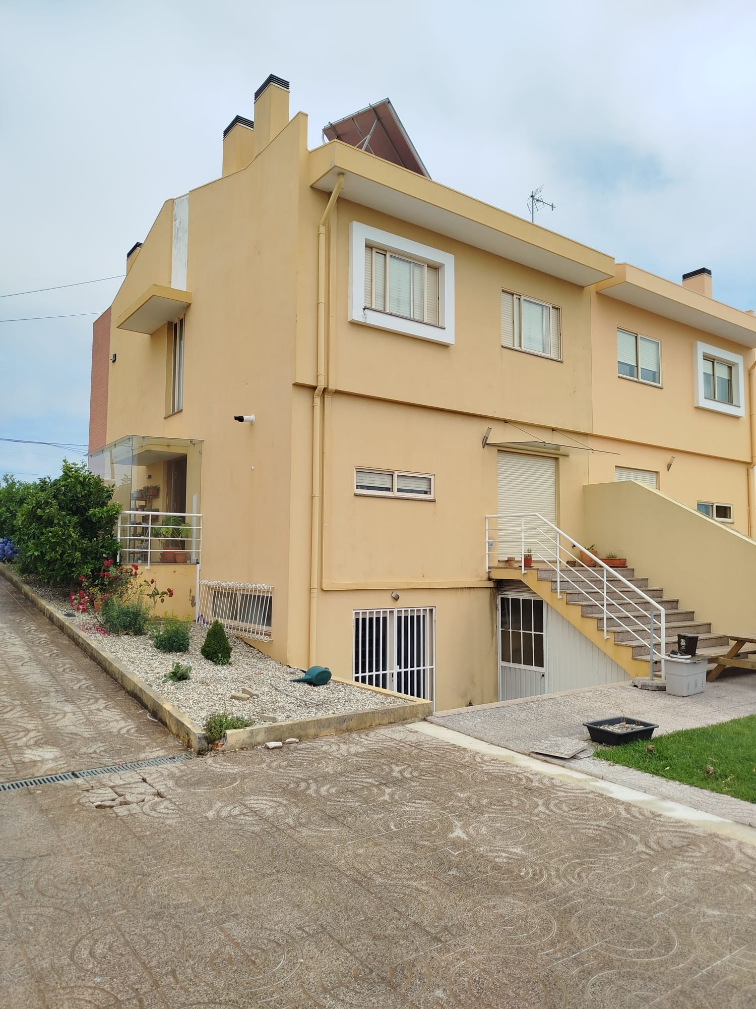 Fachada em capoto da moradia em Ovar depois do tratamento com SoftWash