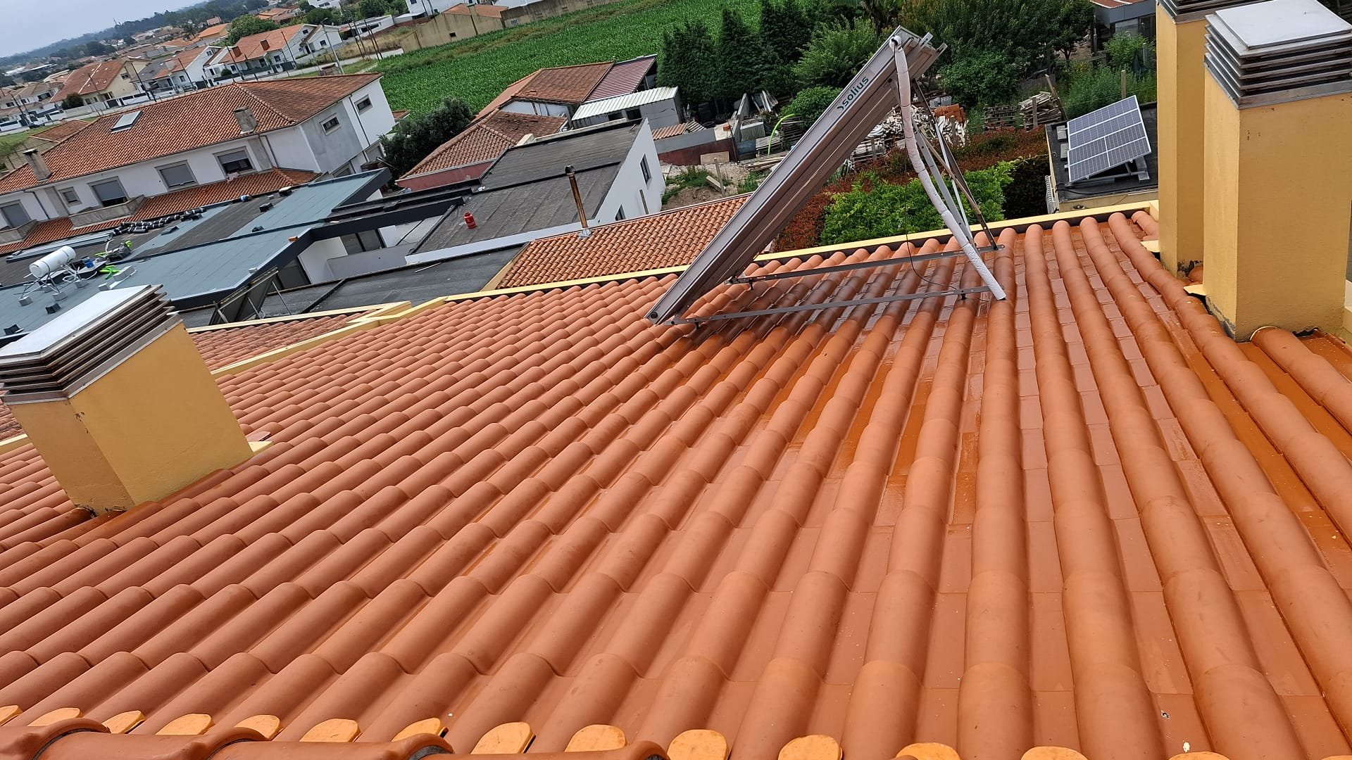 Telhado da moradia em Ovar depois da lavagem com SoftWash, com telha laranja