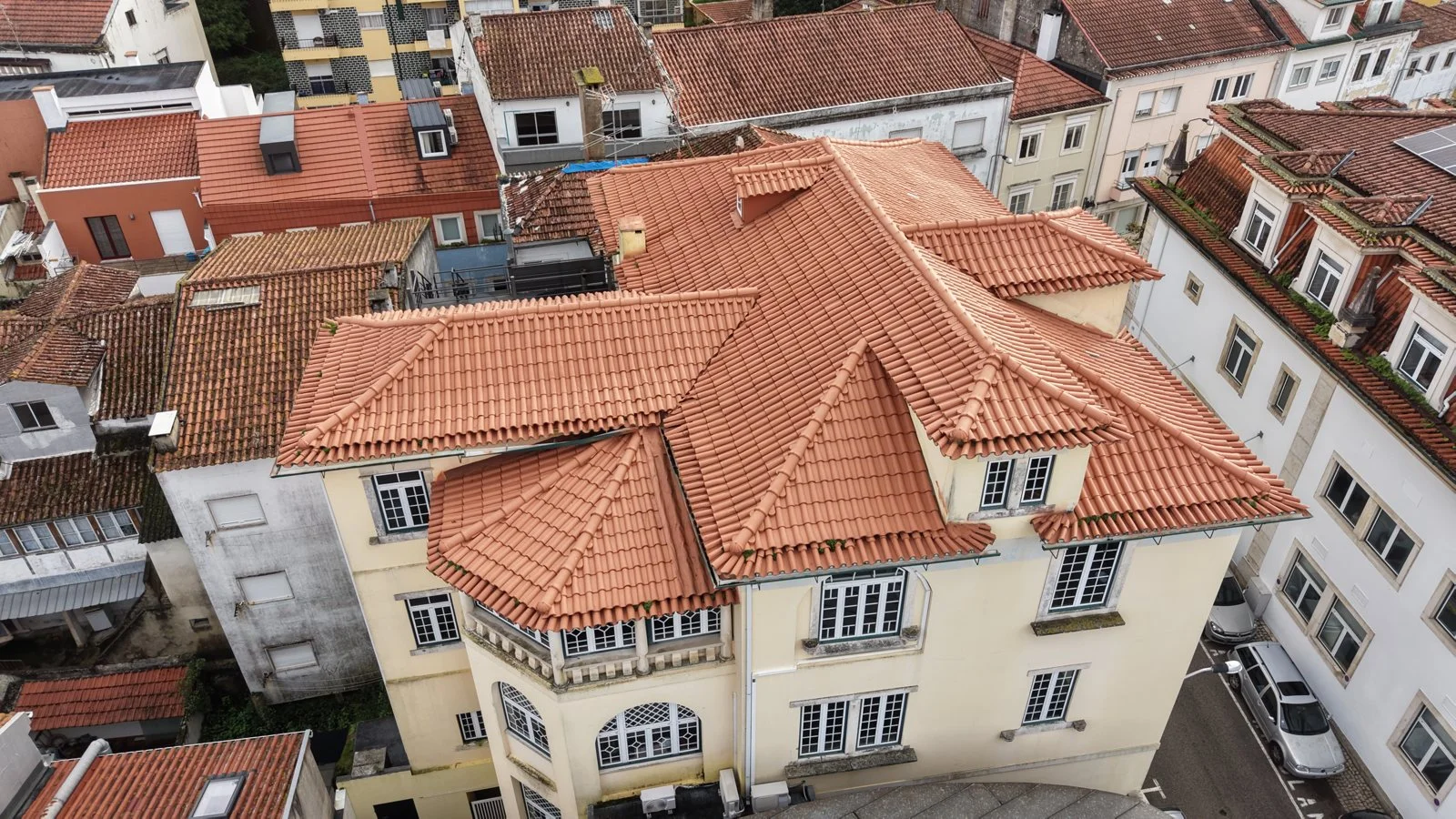 O mesmo telhado da Santa Casa da Misericórdia de Leiria visto de drone depois da lavagem com SoftWash e da pintura, com cor uniforme