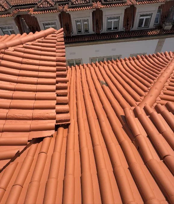 Rincão e águas do telhado da Santa Casa de Leiria depois da lavagem SoftWash e da pintura