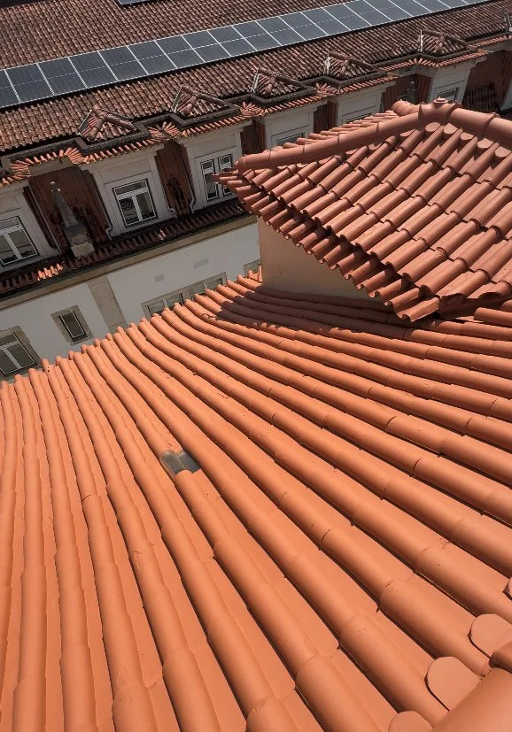 Telhado da Santa Casa da Misericórdia de Leiria depois da pintura, com a telha de cor uniforme junto a uma trapeira