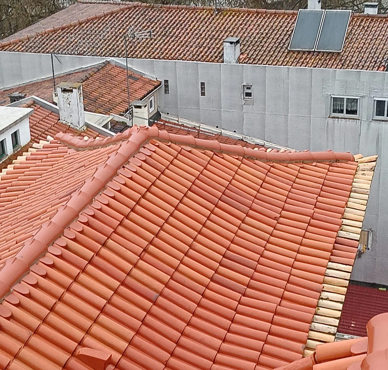 A mesma vertente do telhado da Santa Casa de Leiria depois da lavagem com SoftWash, com a telha limpa