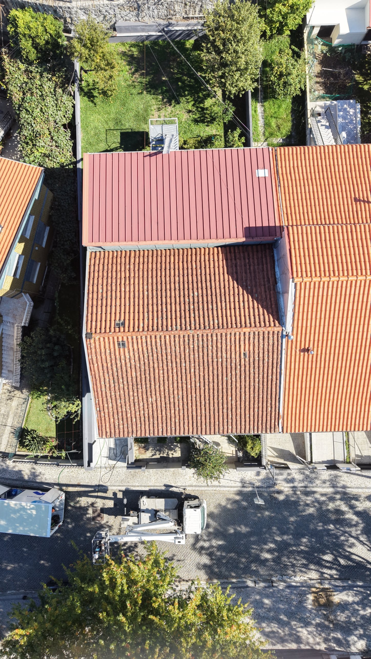 Telhado da moradia em Braga visto de cima com a plataforma elevatória estacionada na rua