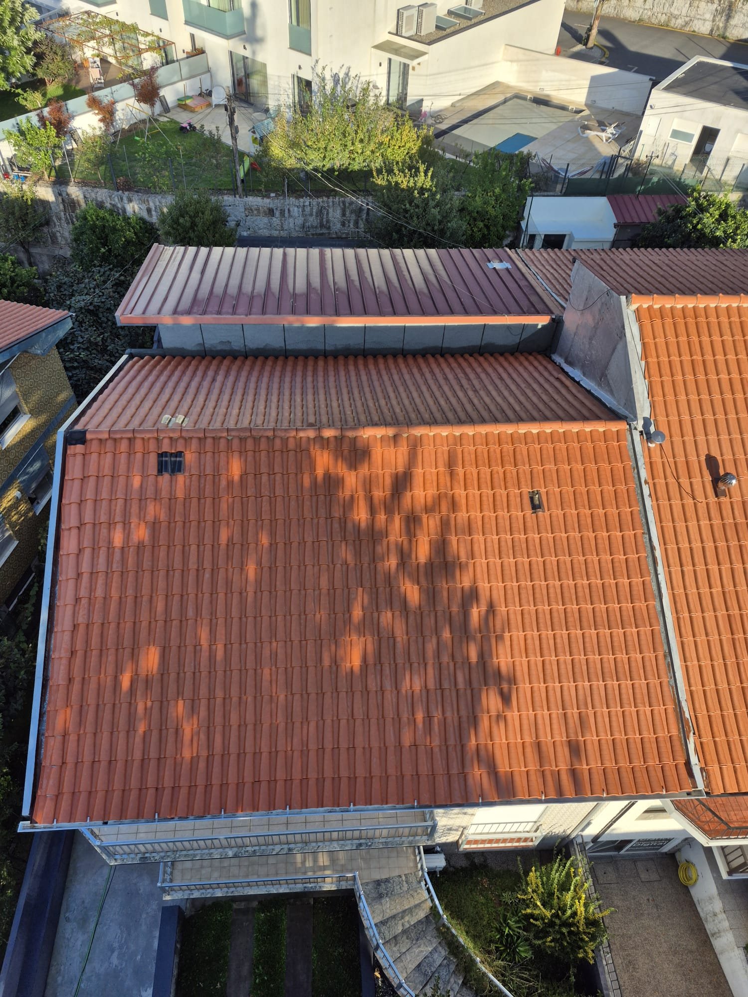 Telhado da moradia em Braga depois da lavagem com SoftWash, com telha laranja limpa
