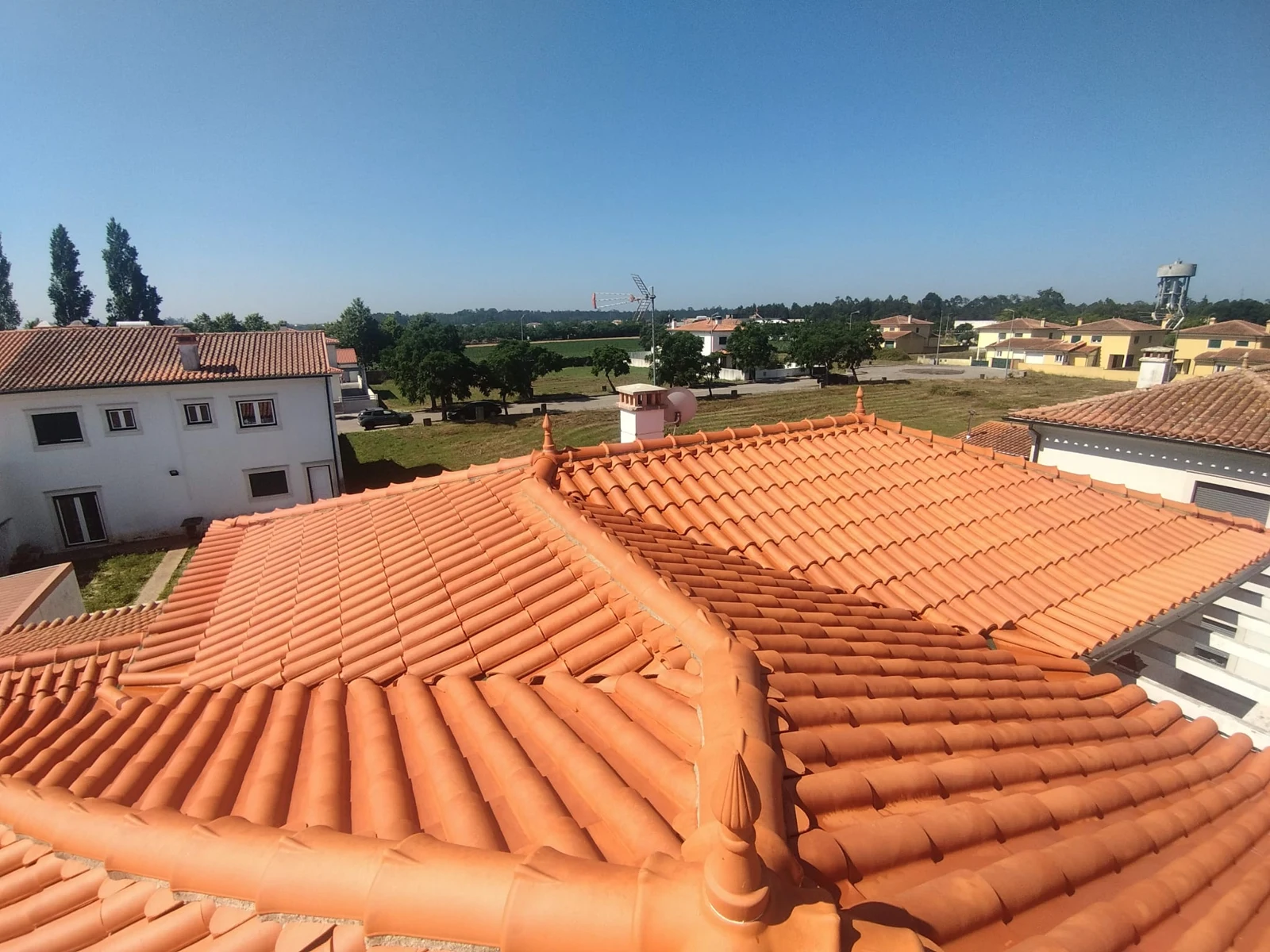 Telhado de telhas cerâmicas depois da limpeza