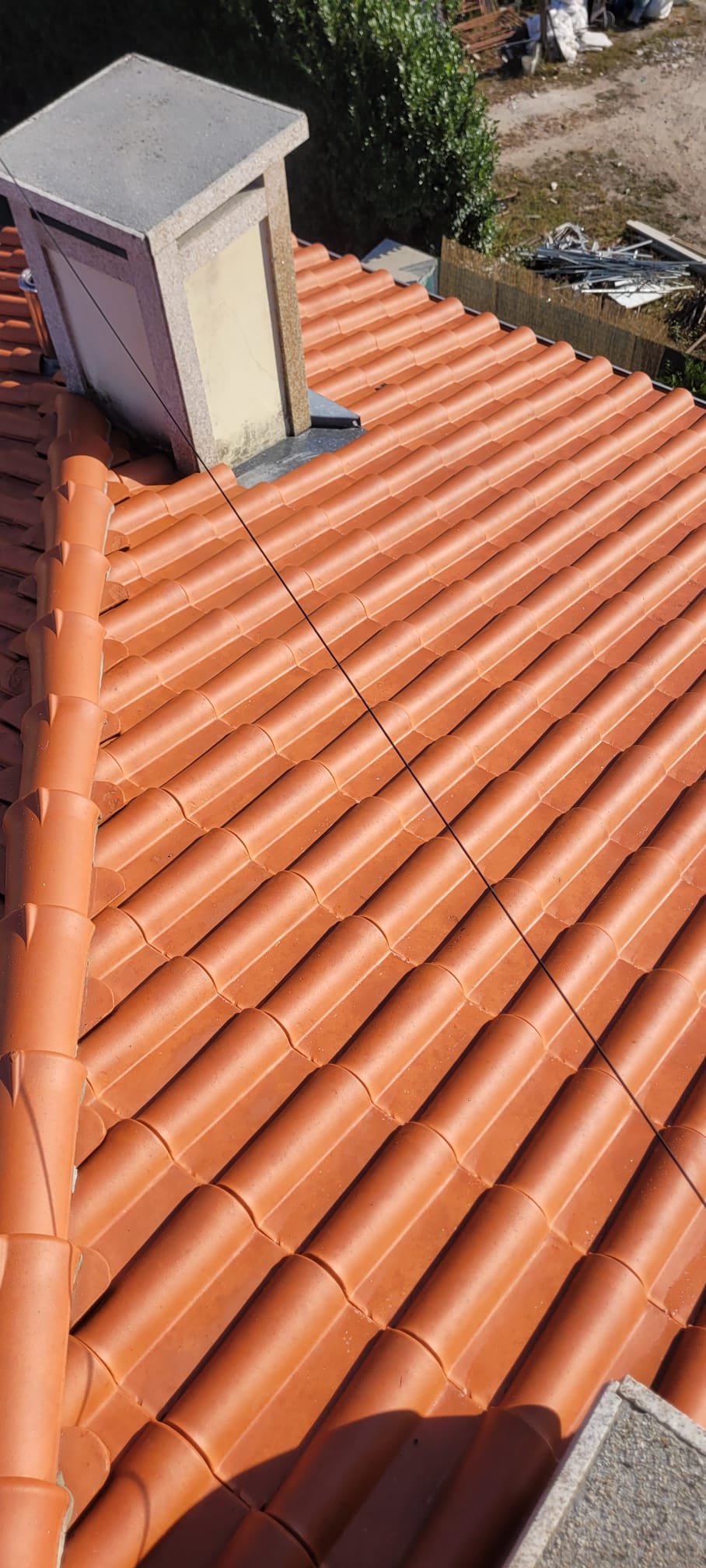 Telhado e chaminé em Fafe depois da lavagem com SoftWash Systems