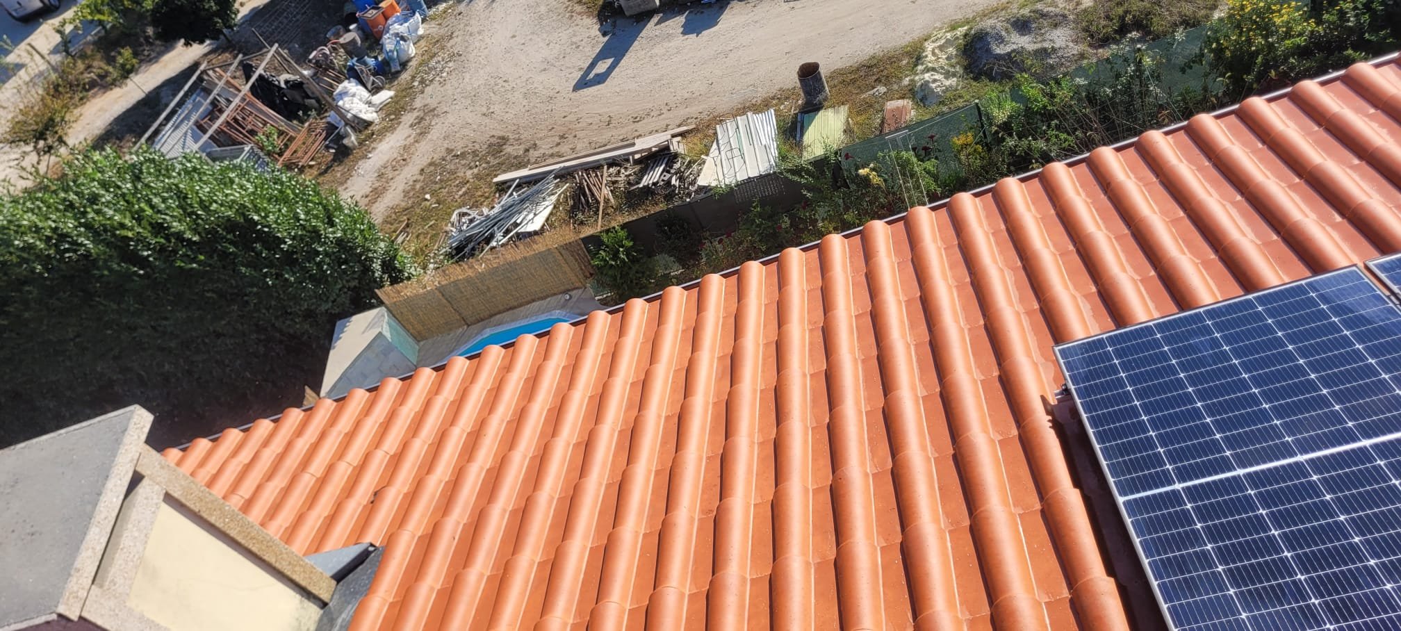 Vista geral do telhado da moradia em Fafe depois da lavagem