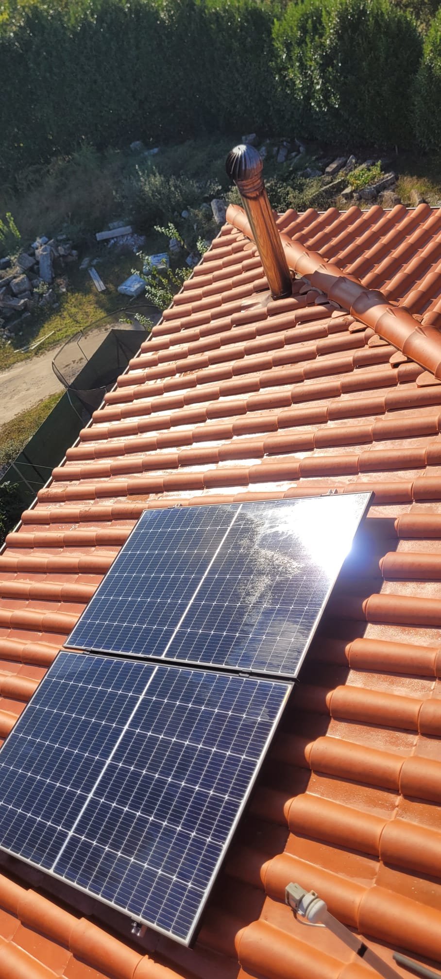 Telhado em Fafe com painéis solares depois da lavagem com SoftWash