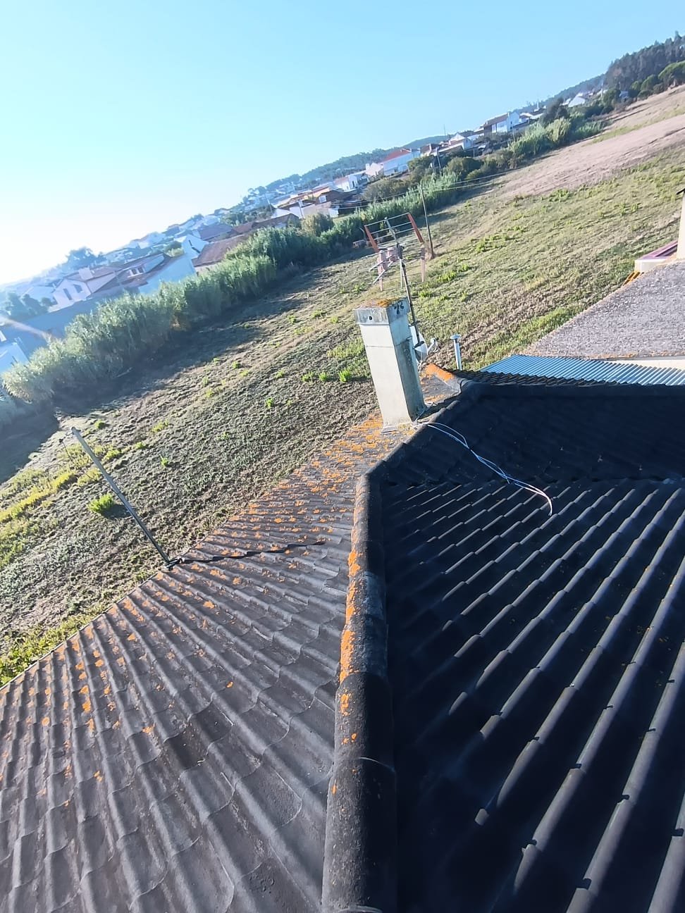Cumeeira e águas do telhado em Lavos com líquenes antes da limpeza