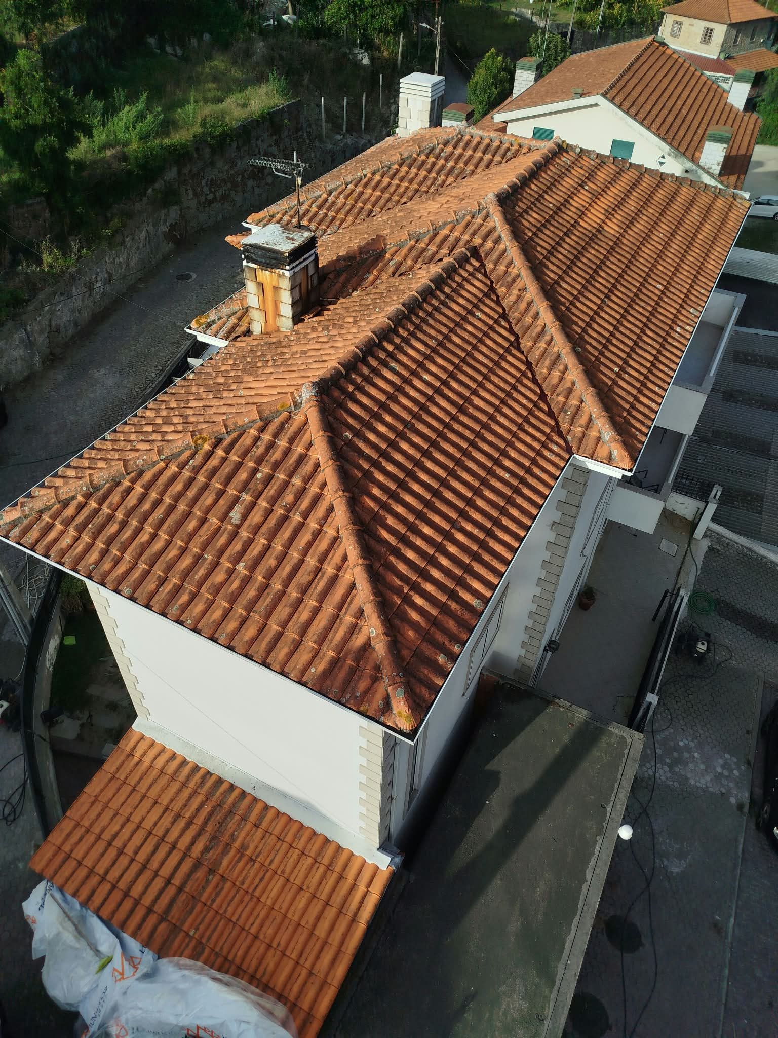 Telhado de moradia em Lordelo com várias águas, líquenes e telha escurecida antes da lavagem