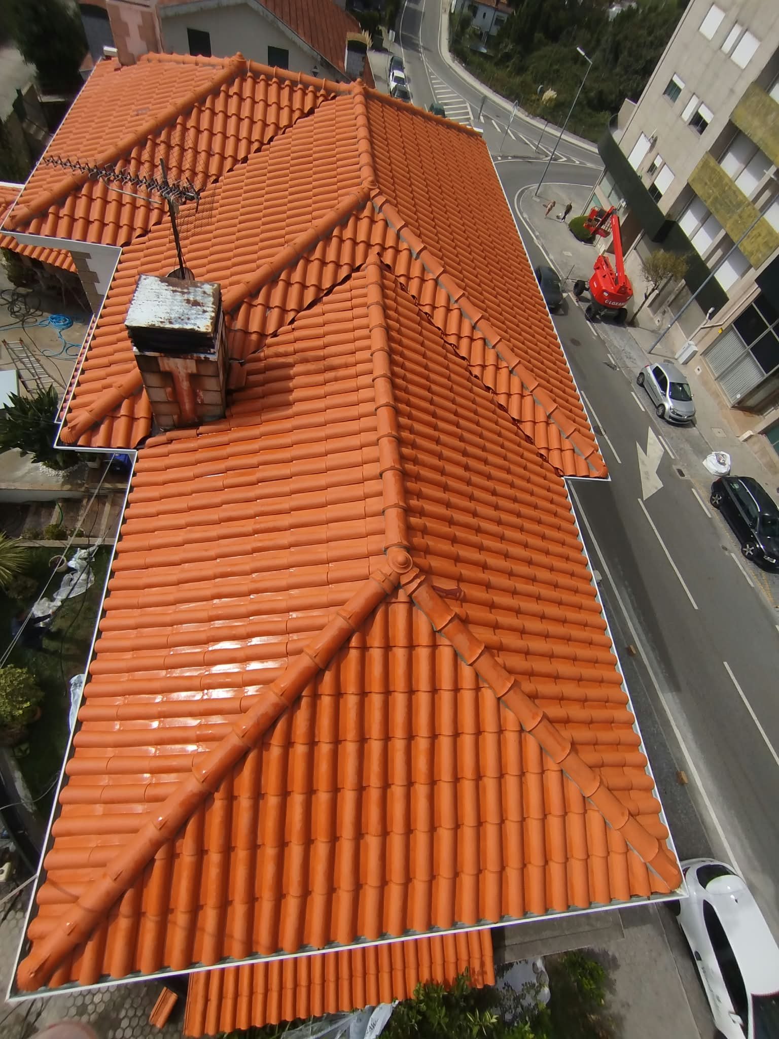 Telhado da moradia em Lordelo depois da lavagem com SoftWash, com plataforma articulada na rua