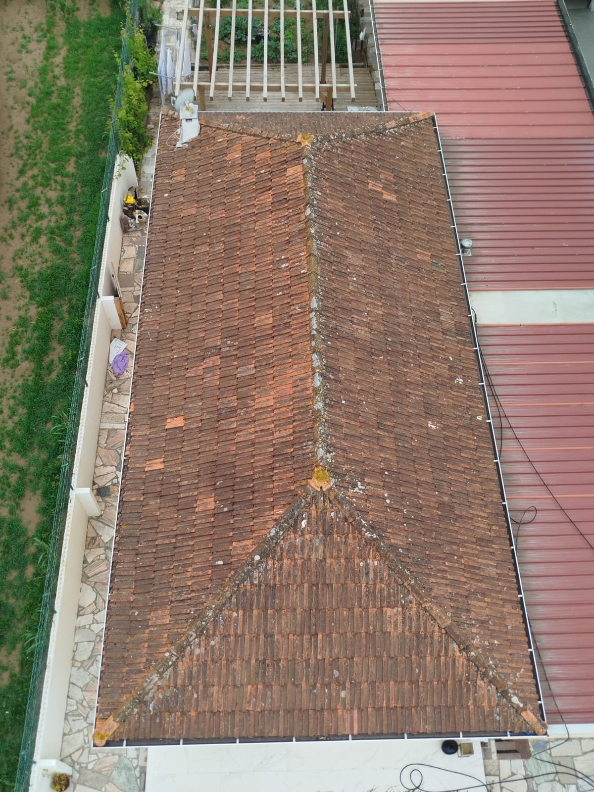 Vista de drone de telhado de quatro águas em Mindelo, Vila do Conde, escurecido por líquenes