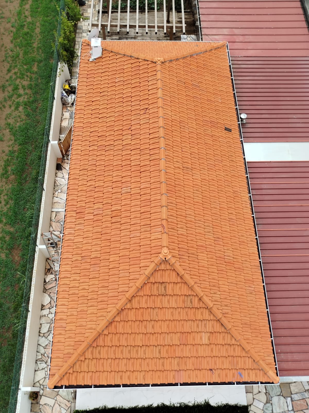 Vista de drone do mesmo telhado em Mindelo depois do tratamento com SoftWash