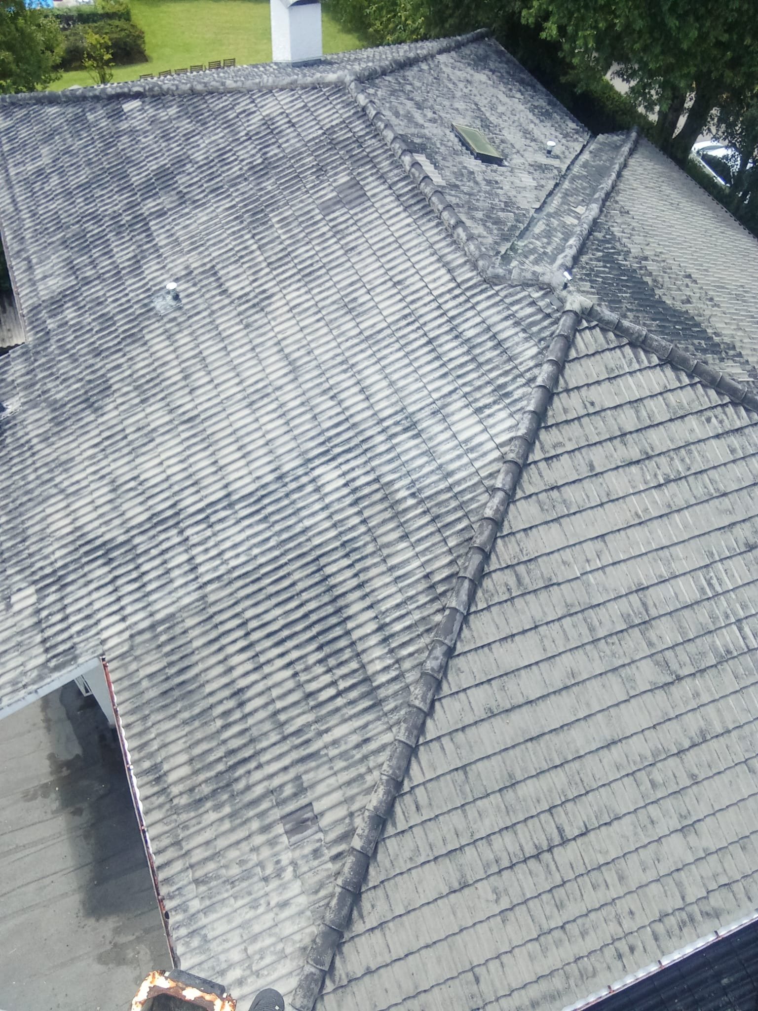 Rincões e águas do telhado de betão no Porto depois da limpeza, com cor irregular