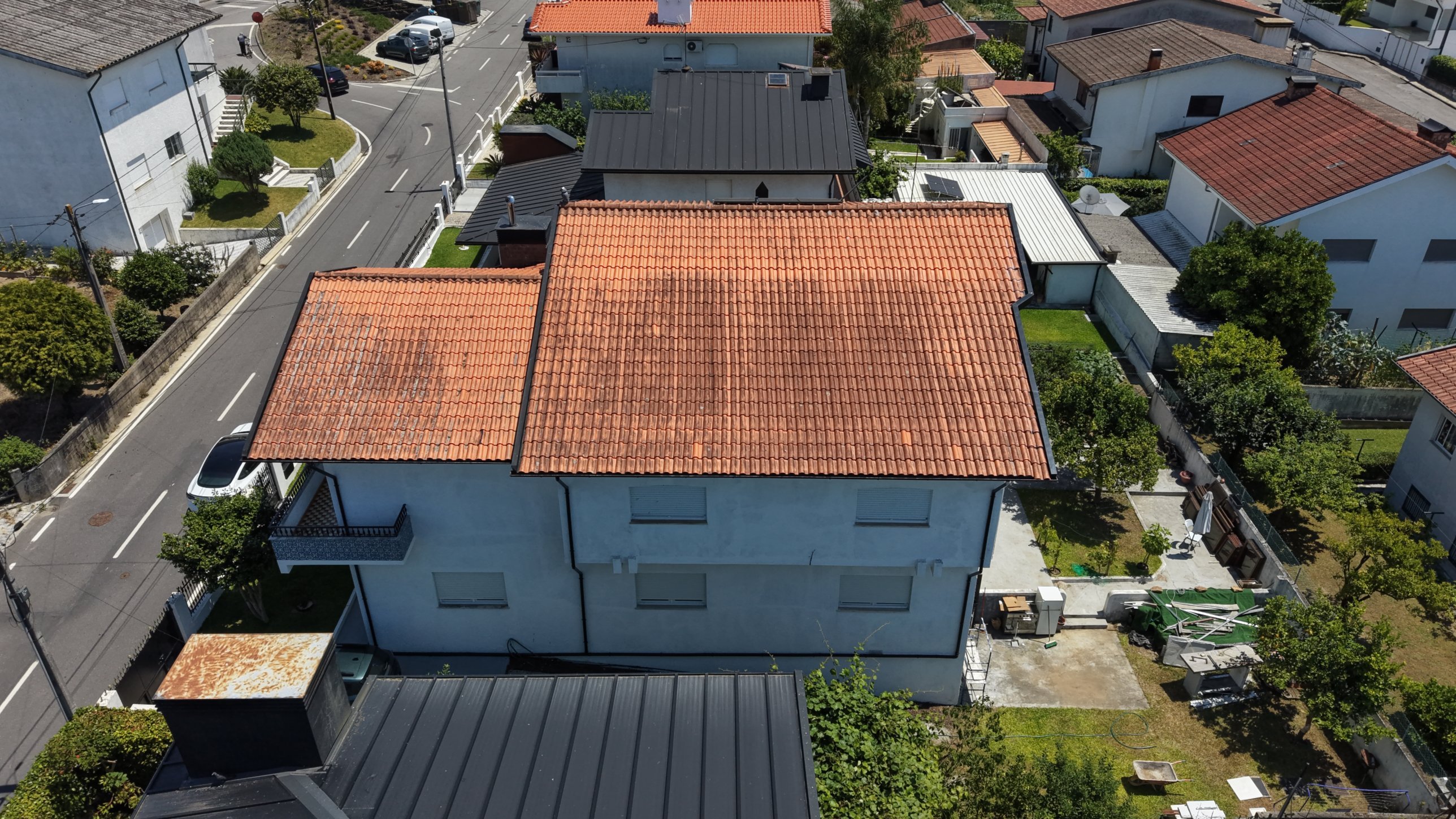 Vista de drone do telhado de moradia em Santo Tirso escurecido antes da lavagem