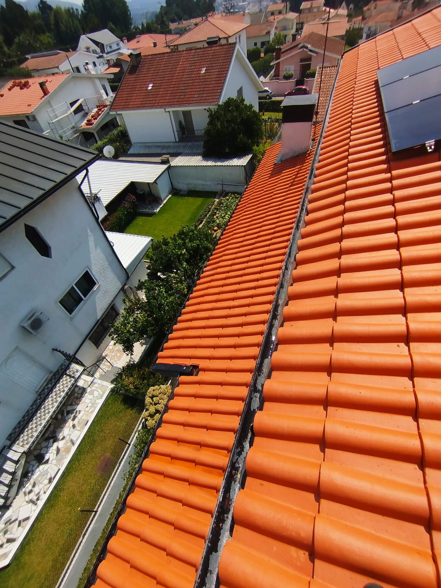 Águas e caleira do telhado em Santo Tirso depois do SoftWash