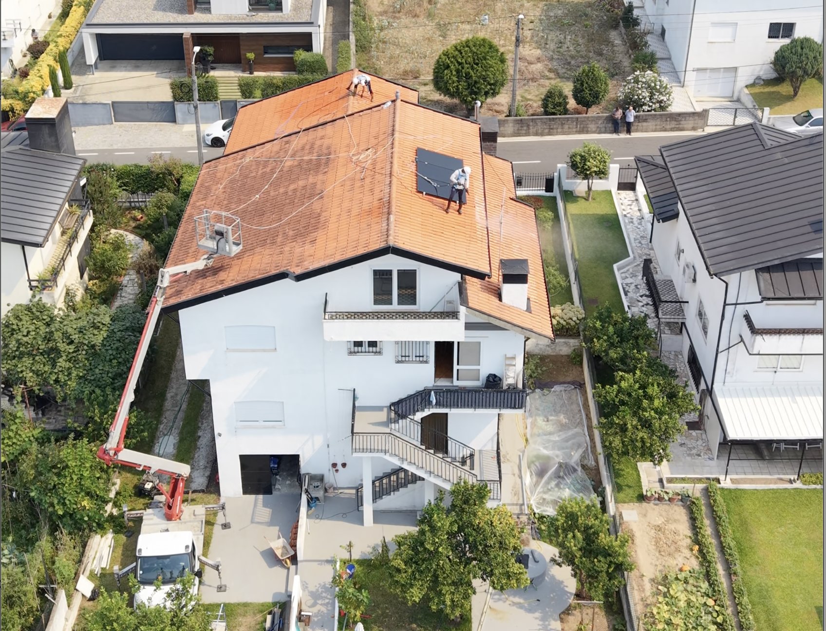 Vista de drone da moradia em Santo Tirso durante a lavagem do telhado