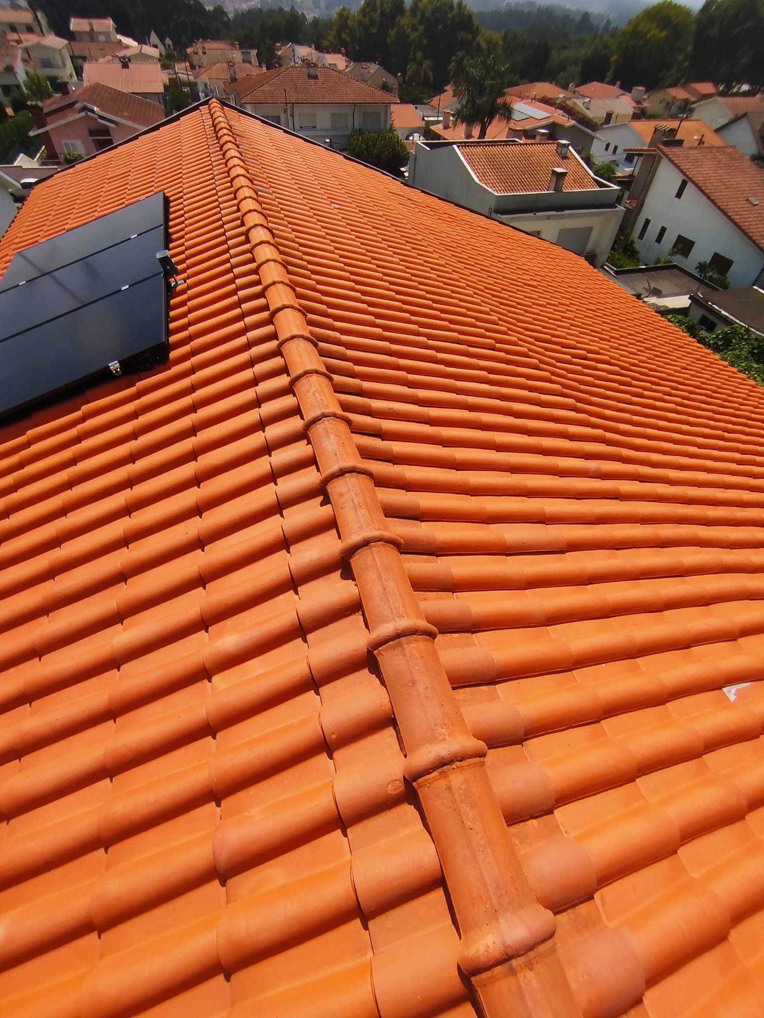 Telhado com painéis solares em Santo Tirso depois da lavagem