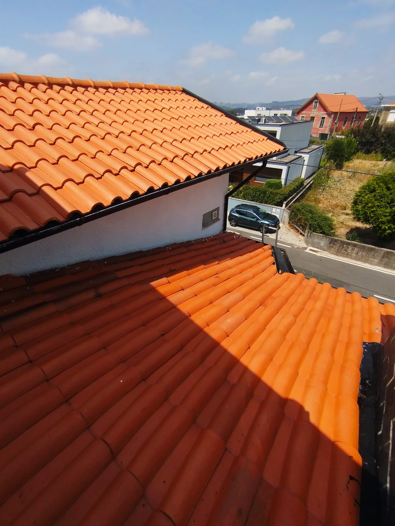 Telhado em Santo Tirso depois da lavagem, com vista para a rua