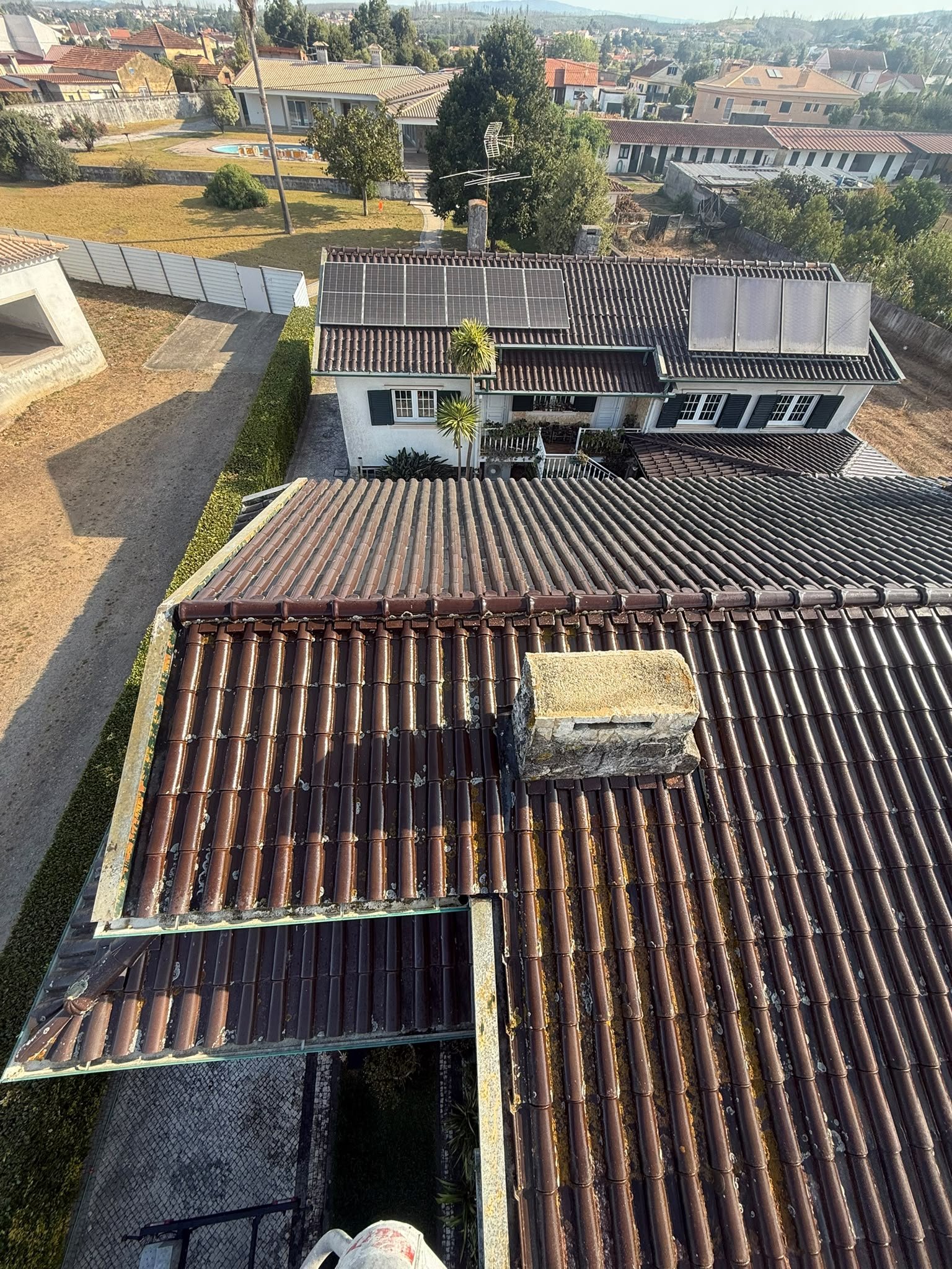 Chaminé e telhas vidradas manchadas em Águeda