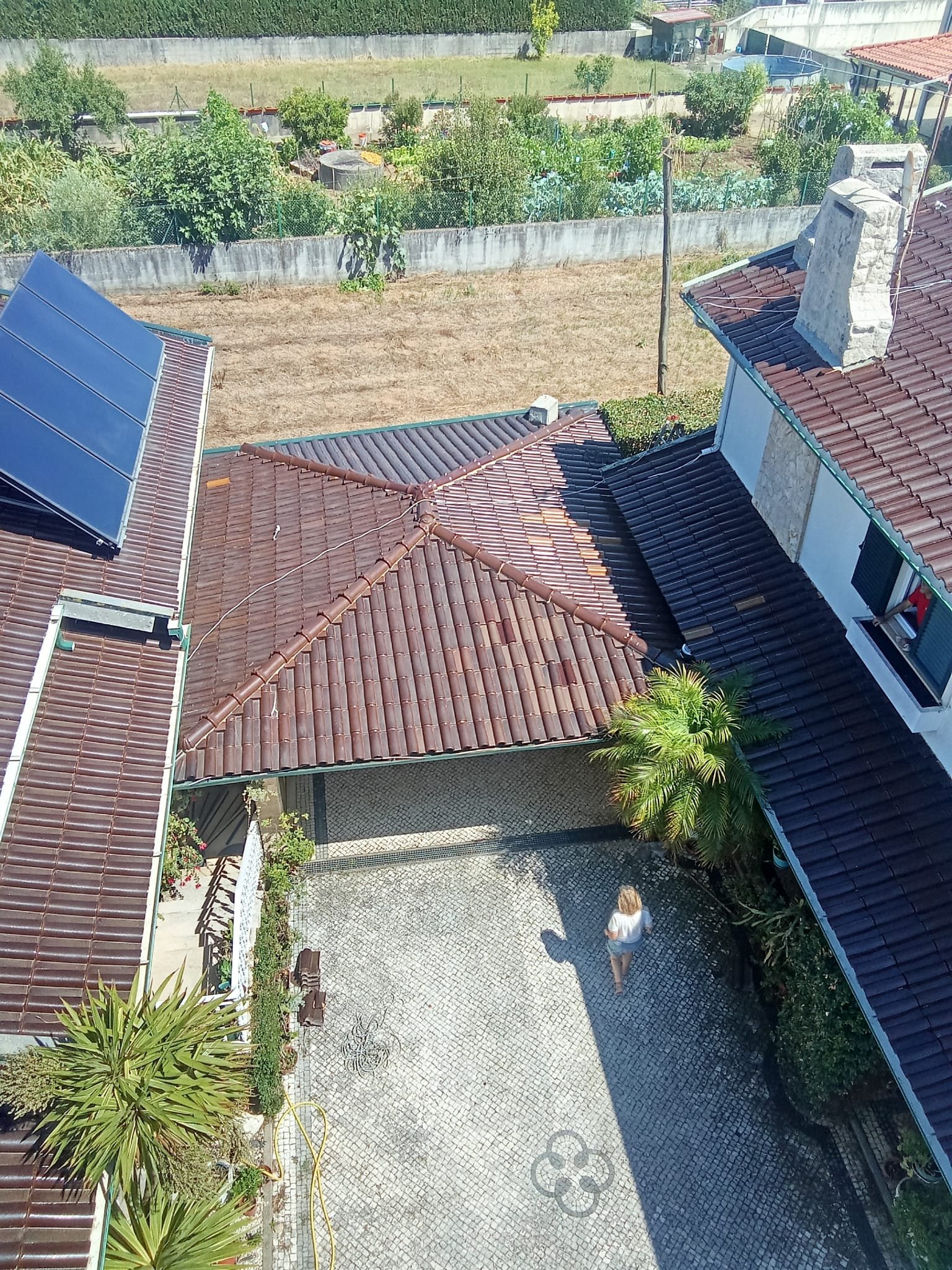Telhado vidrado da moradia em Águeda depois da lavagem