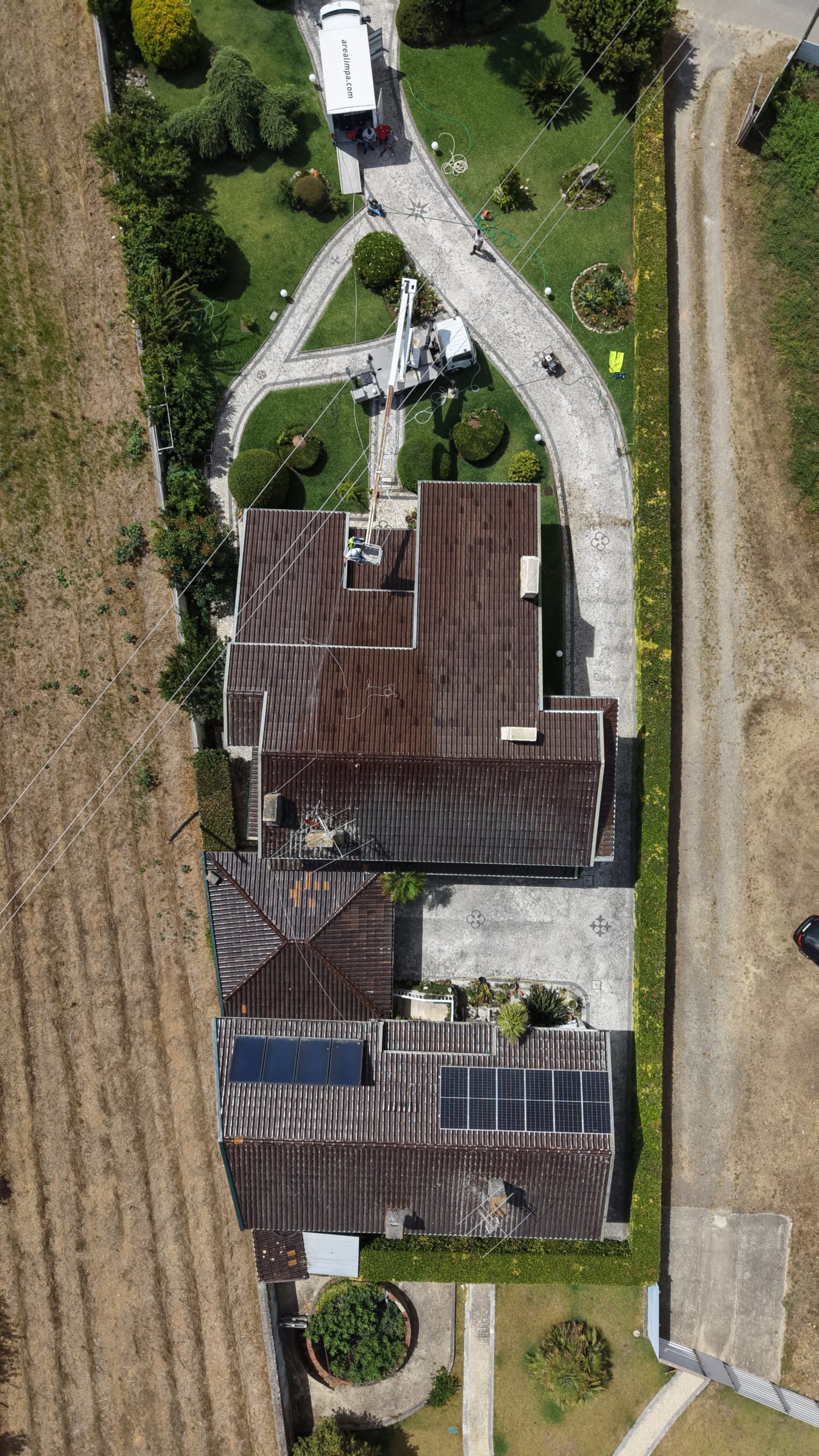 Vista de drone do telhado vidrado em Águeda durante a intervenção