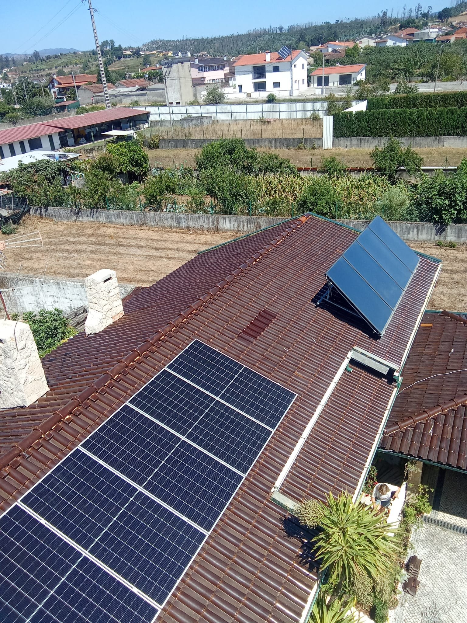 Telhado vidrado com painéis solares em Águeda depois da lavagem