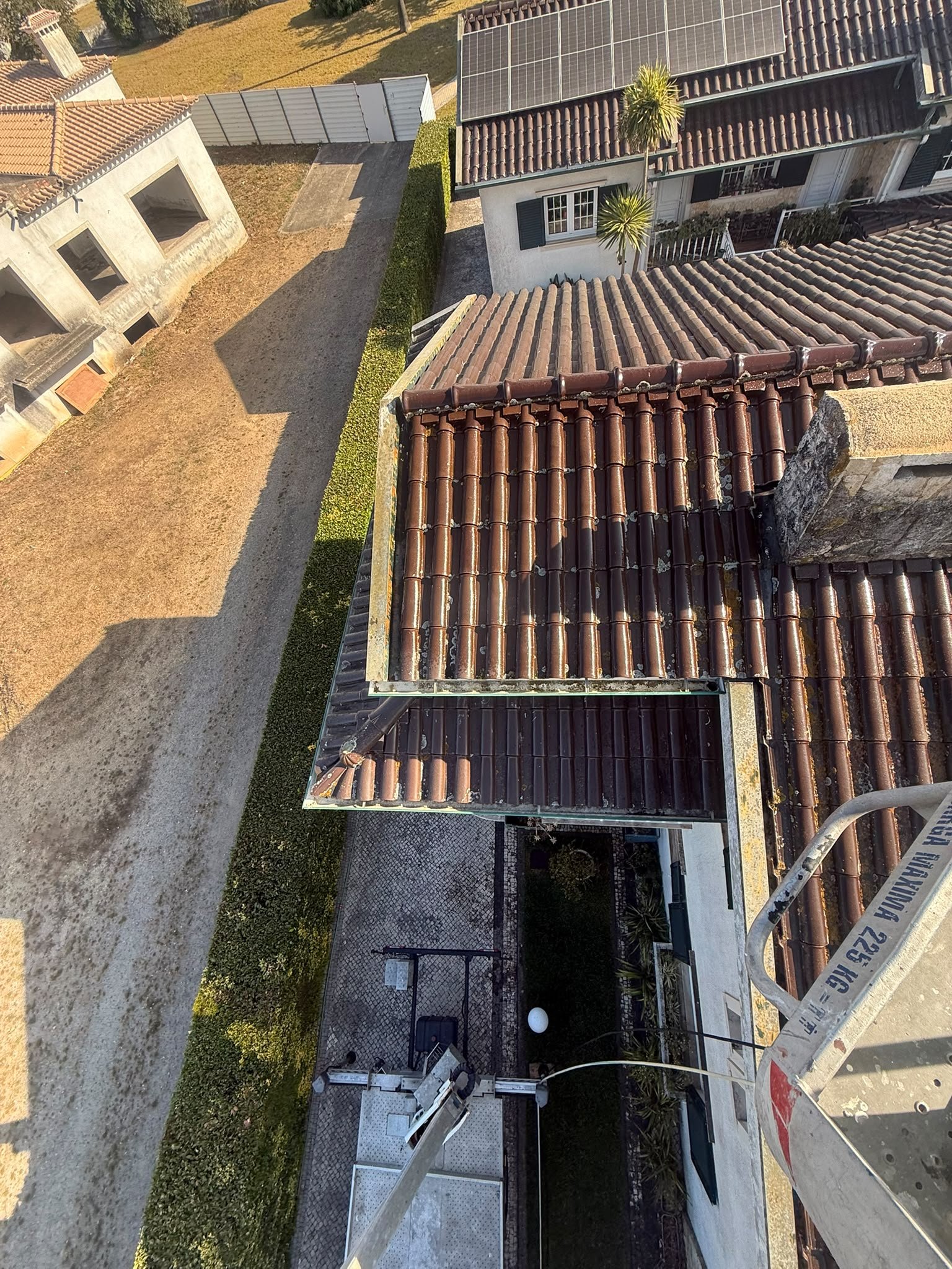 Telhado vidrado em Águeda visto da plataforma elevatória antes da limpeza