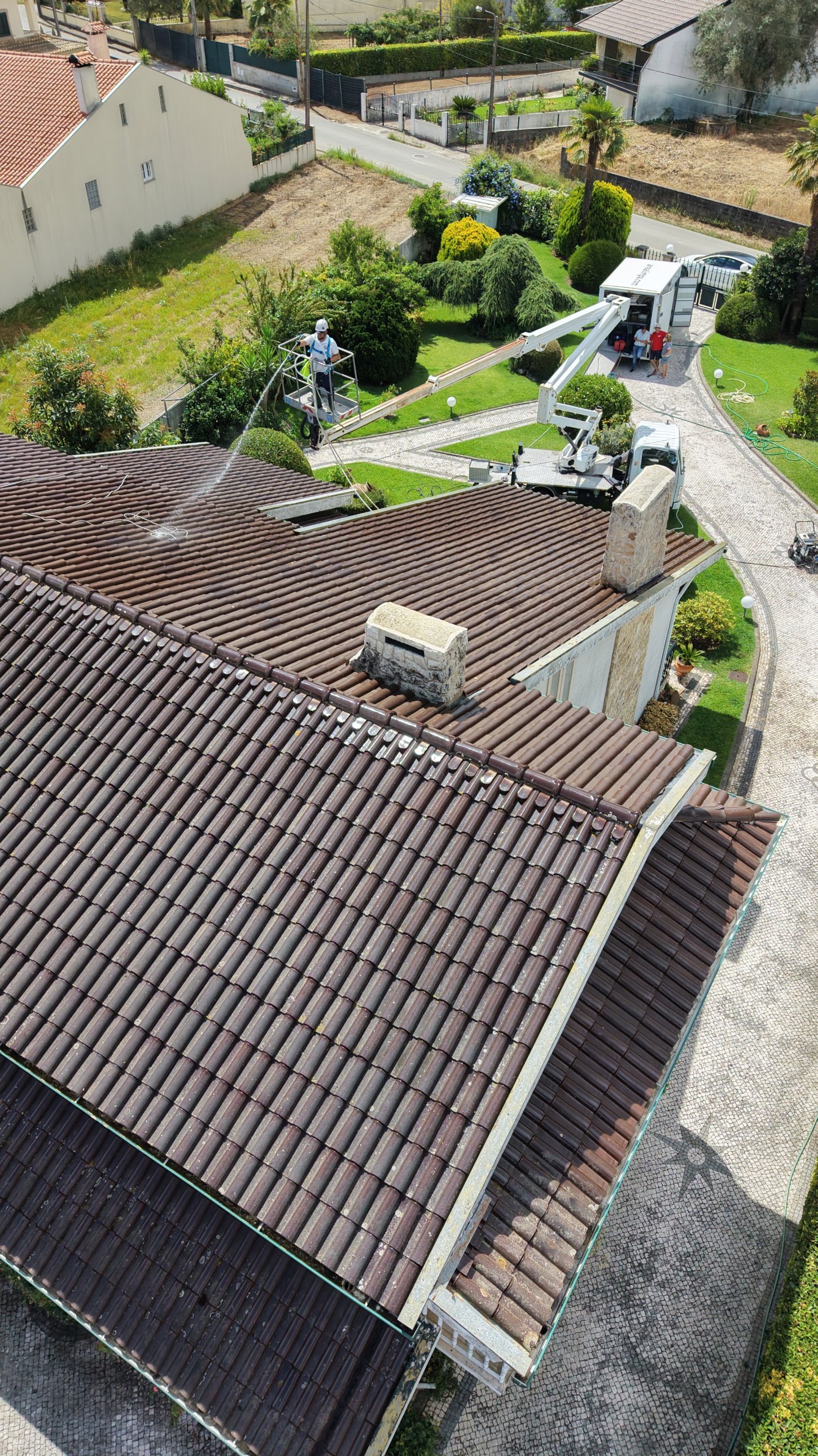 Plataforma elevatória junto ao telhado vidrado em Águeda
