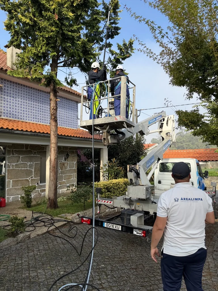 Lavagem SoftWash do telhado junto aos painéis solares.