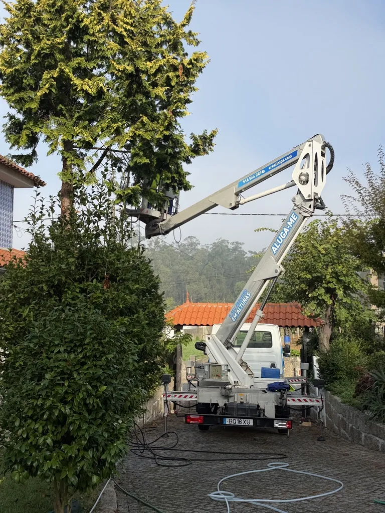 Braço da plataforma a chegar ao telhado.