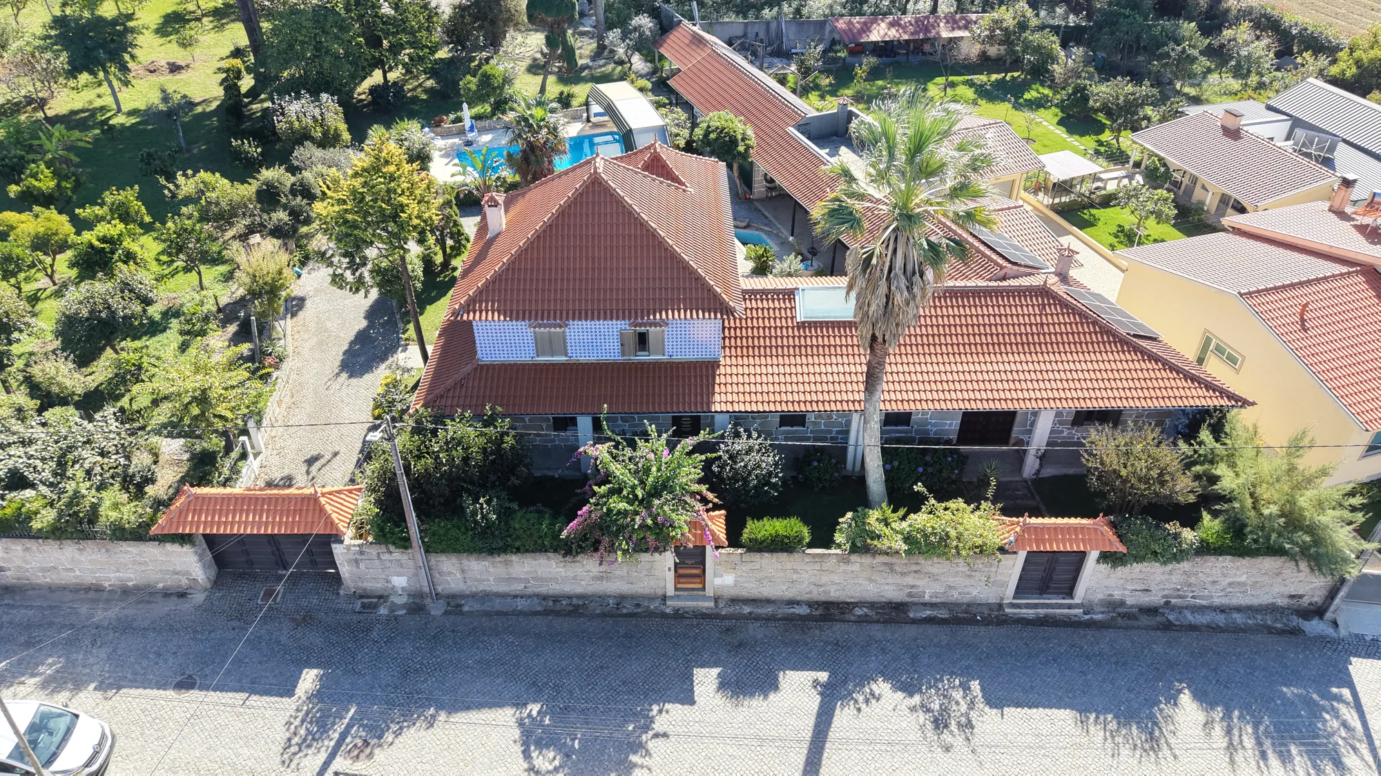 Telhado limpo com painéis solares.