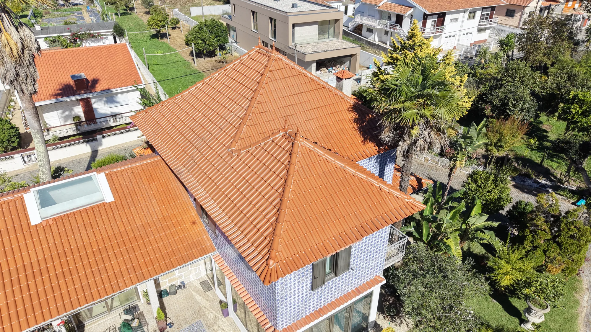 Outra vista do telhado limpo e dos painéis solares.