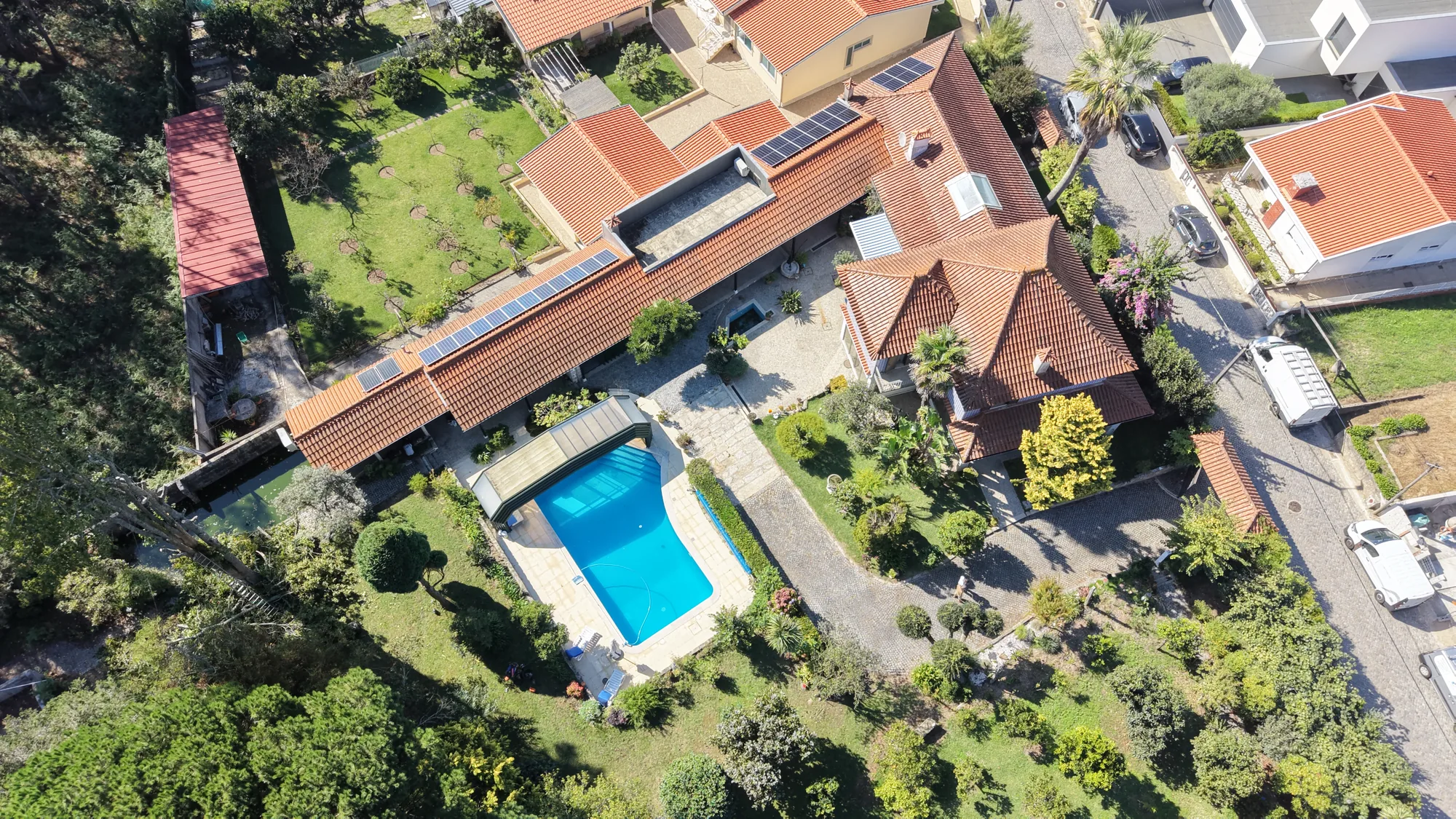 Cobertura limpa com painéis solares.