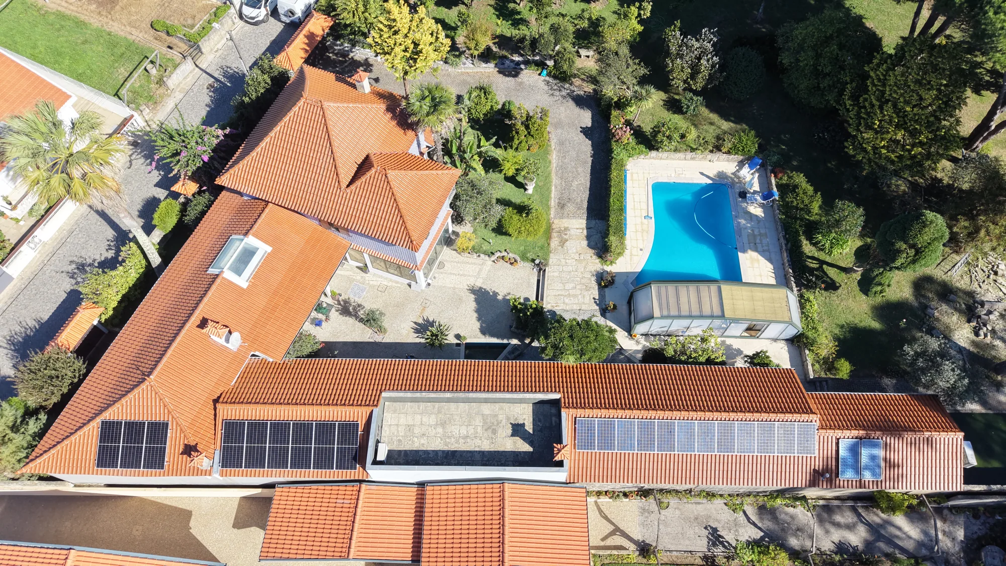Telhado limpo com os painéis solares no lugar.